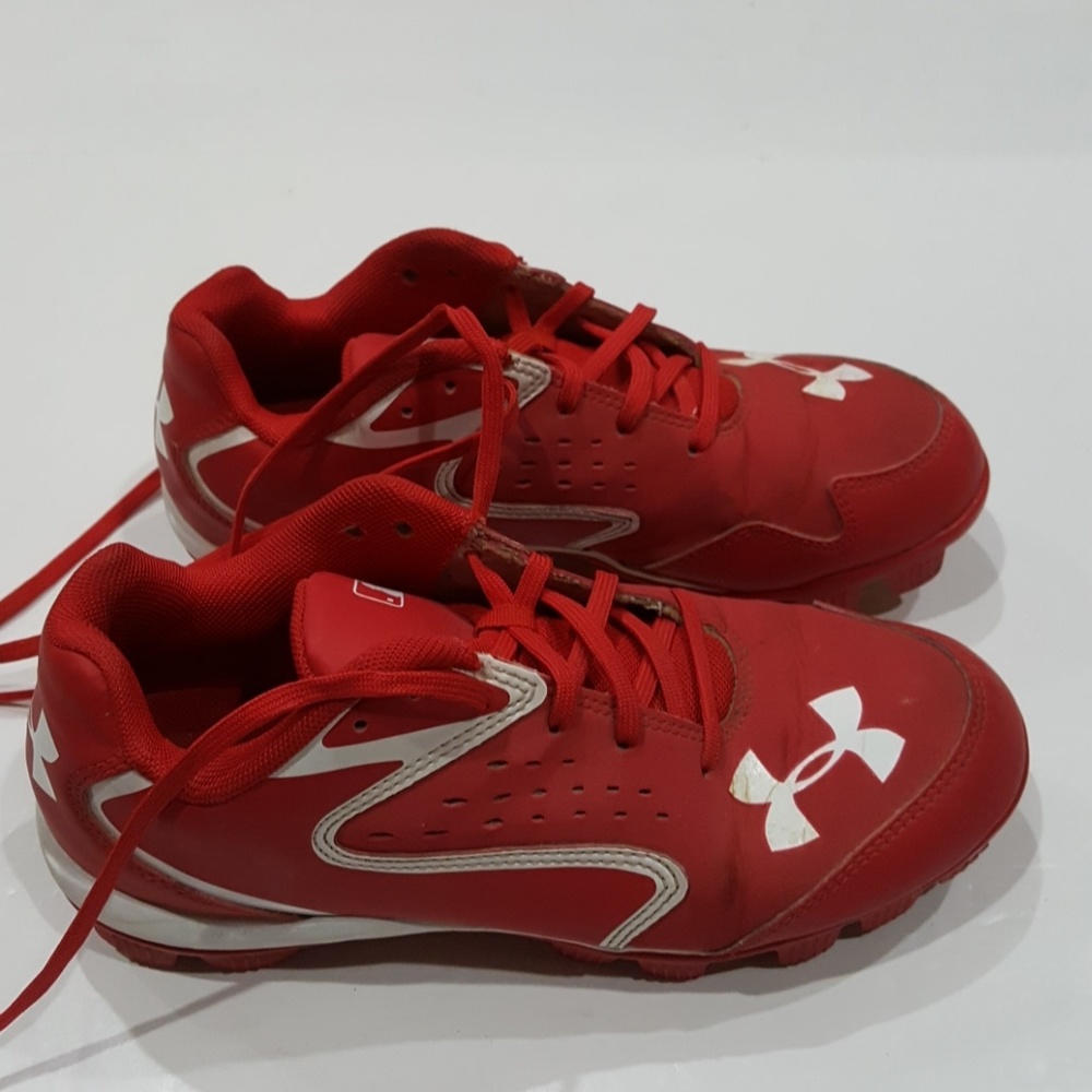 Under armour Big Boy naseball shoes size 4.5